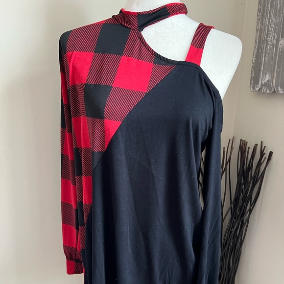 Cold shoulder black red light weight shirt - Picture 1 of 1